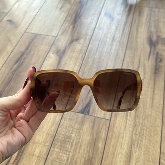 Chanel women’s sunglasses - Picture 2 of 7